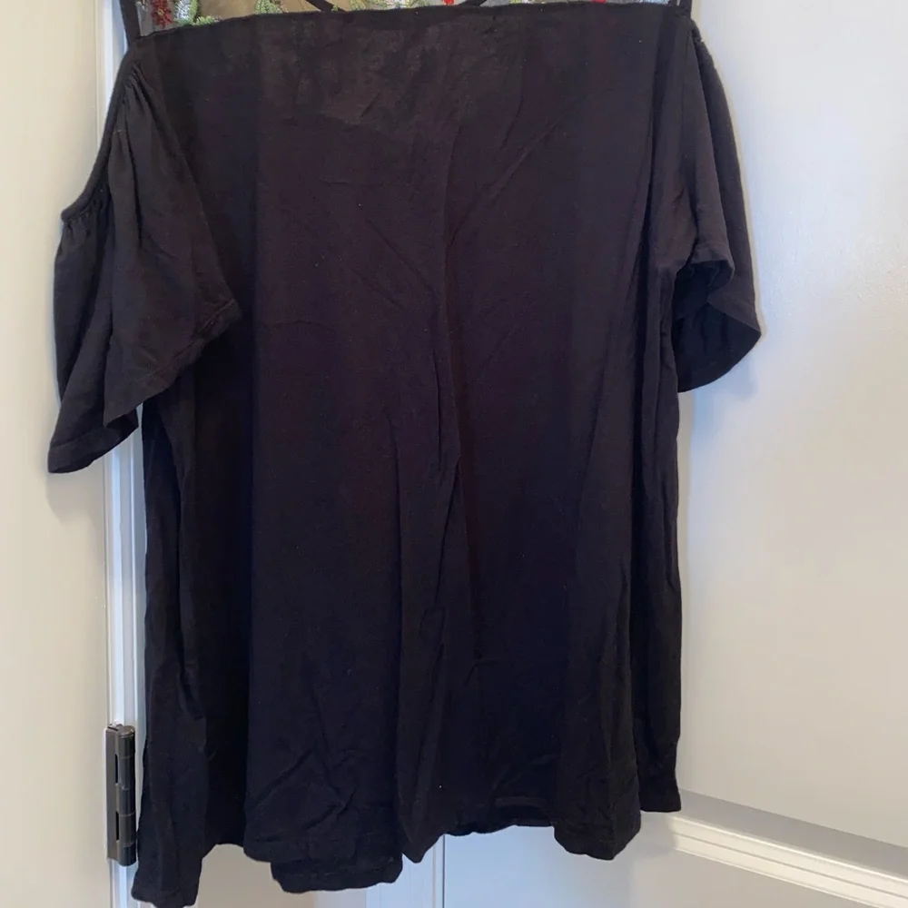 Women Sheer off the shoulder top - Picture 3 of 4